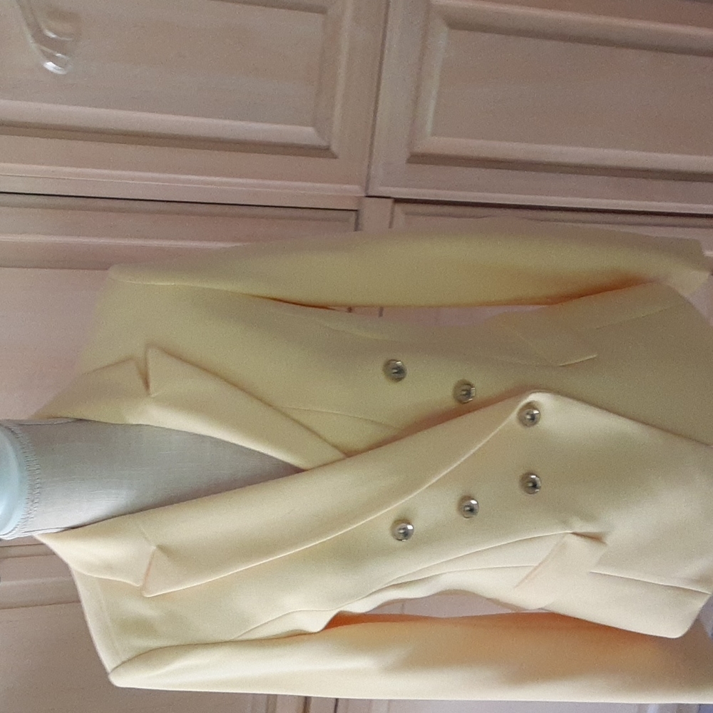 White and Black yellow bouble breastfed blazer. Great  for Spring